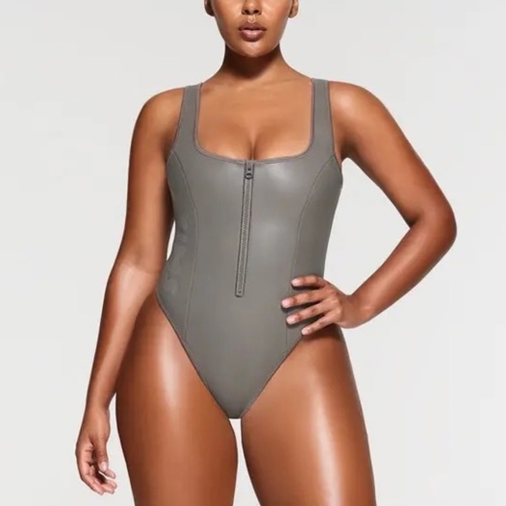 SKIMS RUBBERIZED SCUBA SWIM SCOOP NECK ONE gray chalk